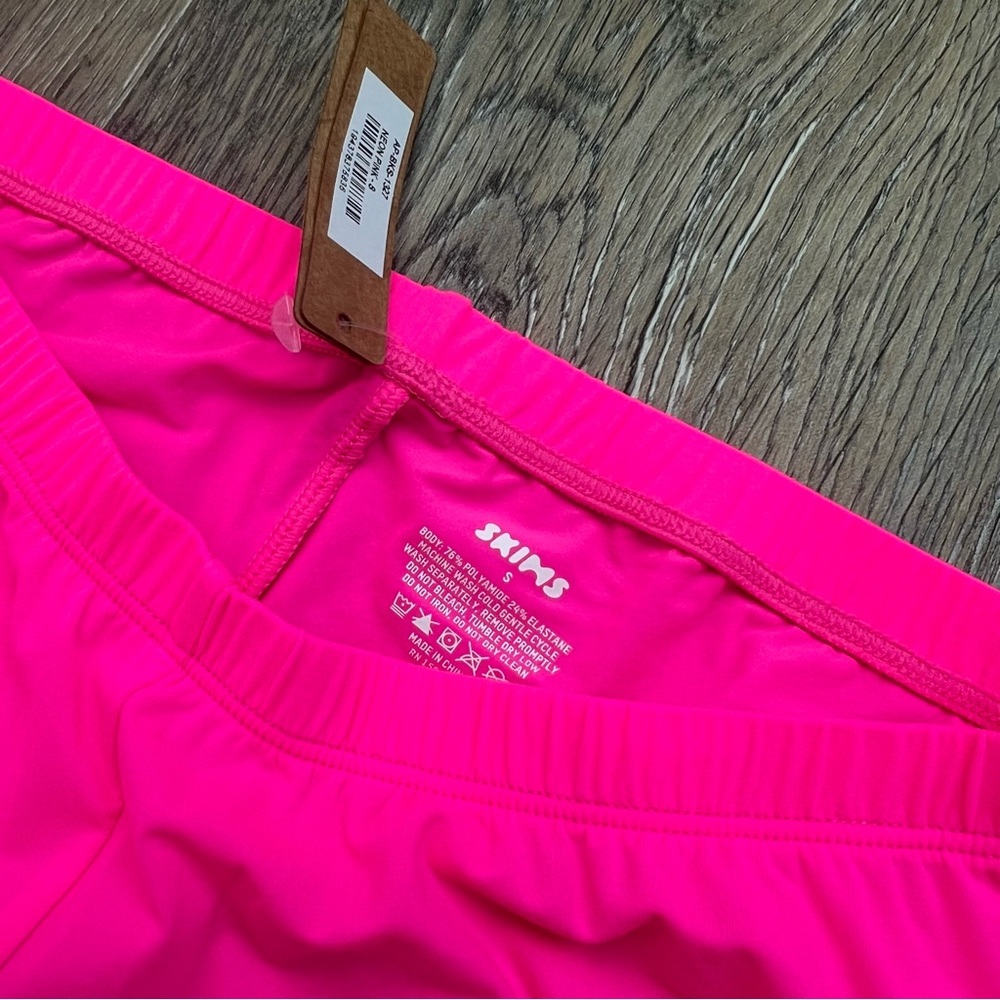 NWT Limited Edition Skims Fits Everybody Biker Shorts in Neon Pink - Picture 6 of 6